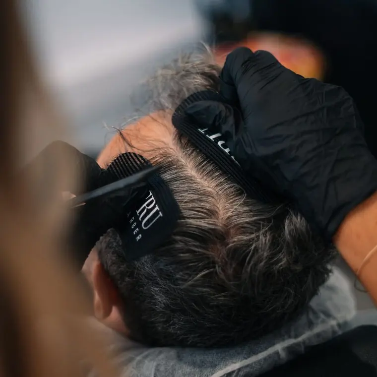 Microstimulation du cuir chevelu en cabine